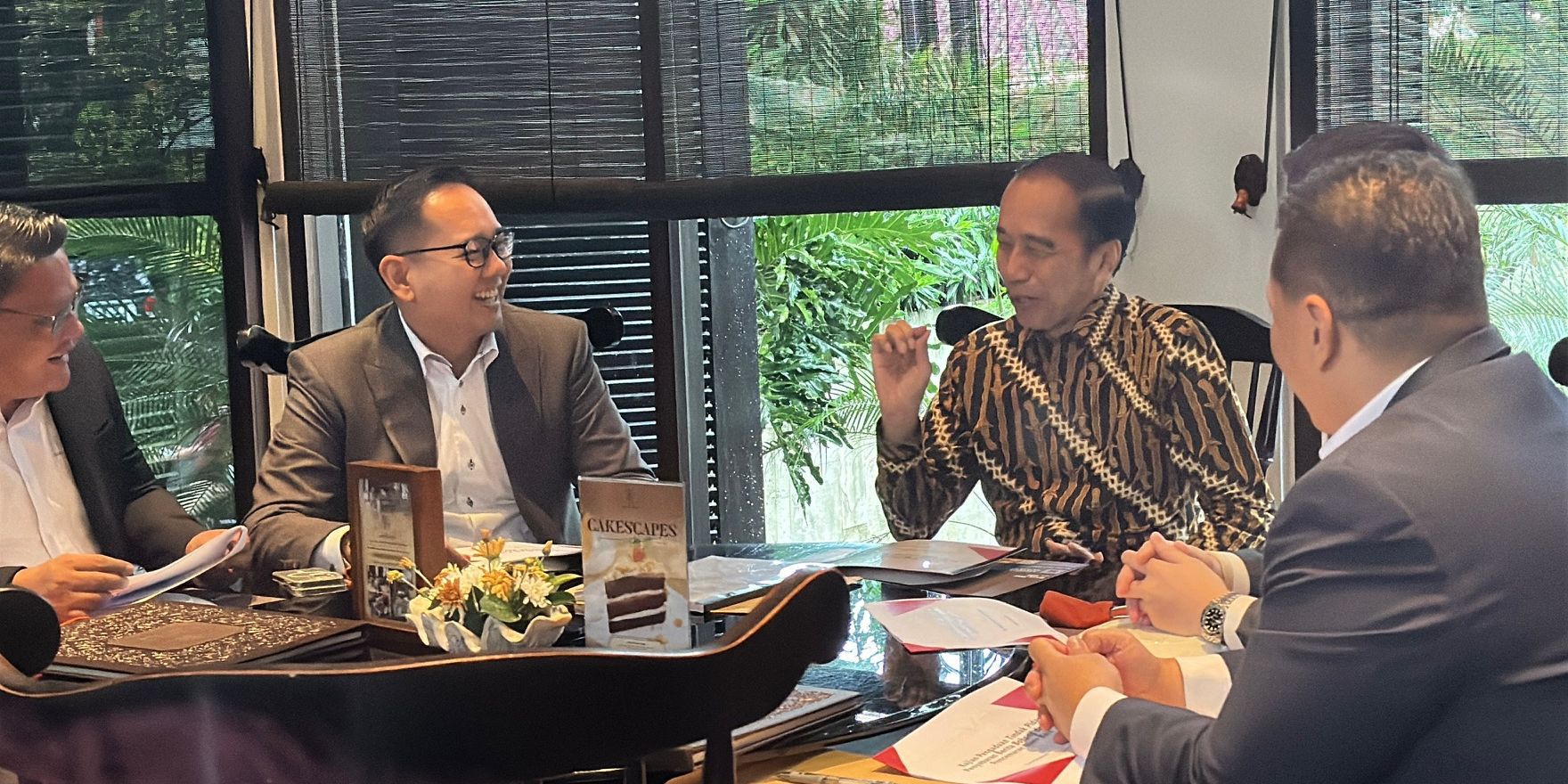 Heboh Kasus Ijazah Kuliah, Jokowi Terbang ke Jakarta Temui Pengacara Hingga Ada Wisnutama
