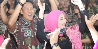 Senyum Bahagia Juliana Moechtar Saksikan Sang Suami Nur Wahyudi Lepas Jabatan Komandan Kopassus Satuan 81