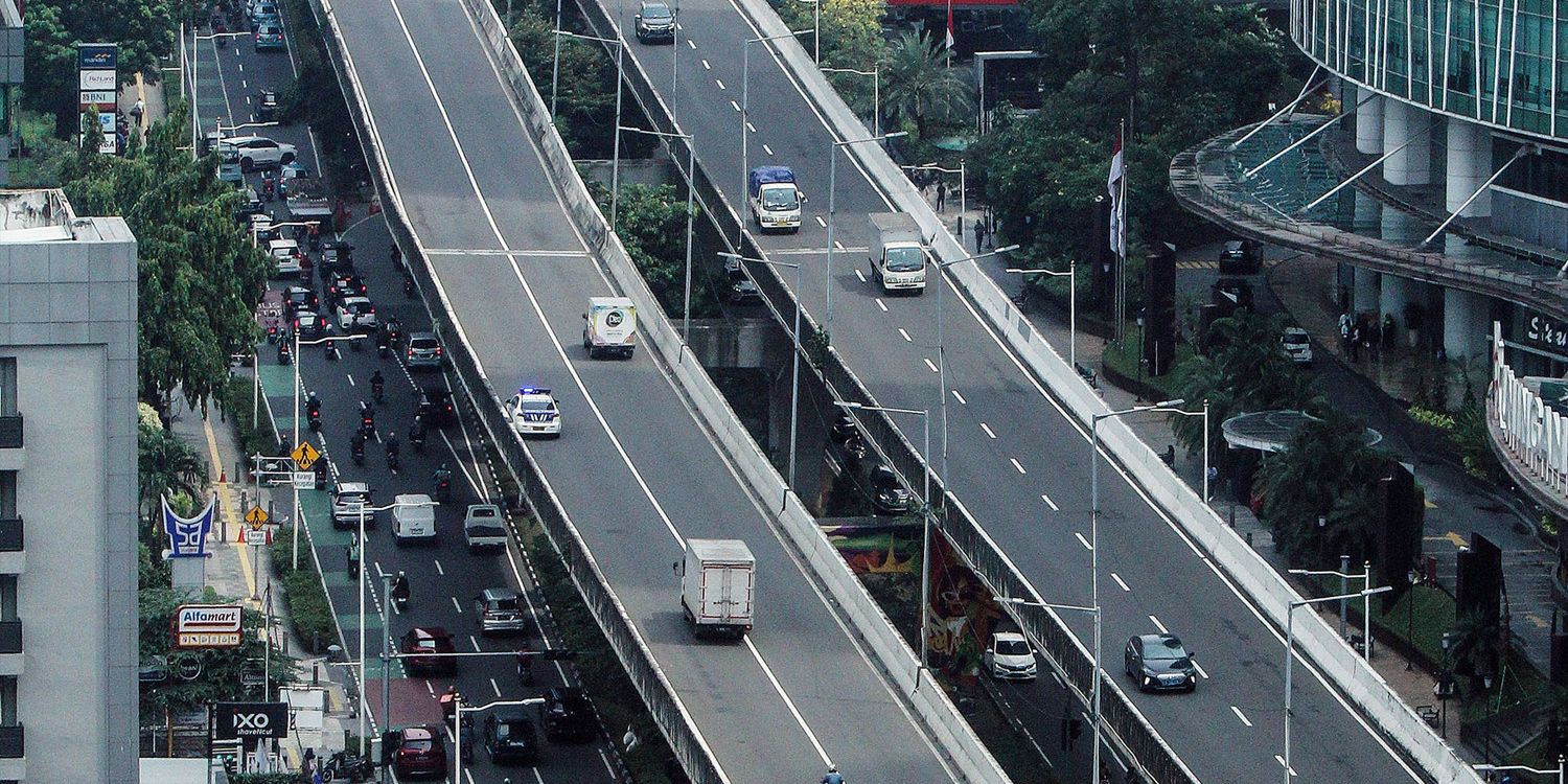 Macet Panjang Akibat Truk Galon Terguling Terurai, Lalin JLNT Setiabudi Kembali Normal