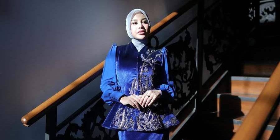 Dibuat Cuma 5 Jam, Intip Potret Cantik Elegan Aurel Hermansyah dalam Balutan Kebaya Velvet Biru di Acara Mitoni Aaliyah Massaid