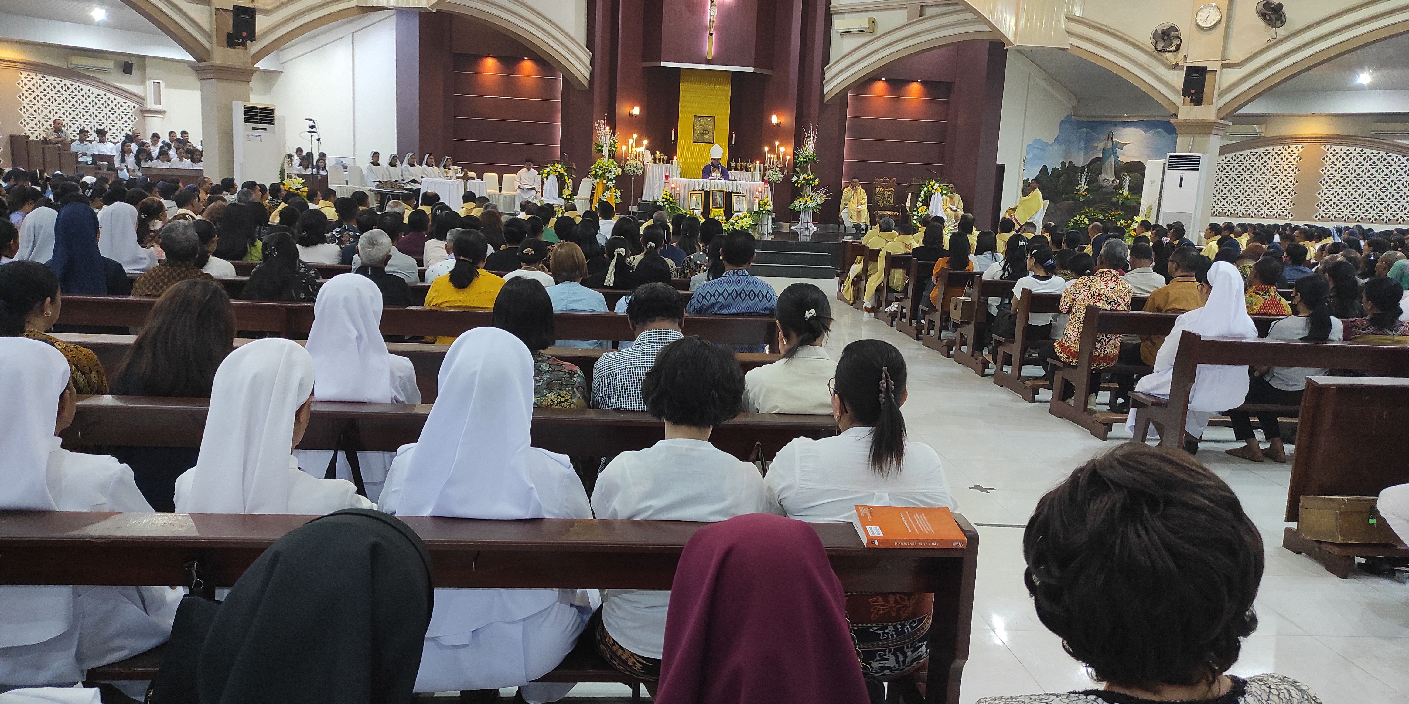 Momen Ratusan Umat Katolik di Kupang Hadiri Misa Requem Jenazah Paus Fransiskus