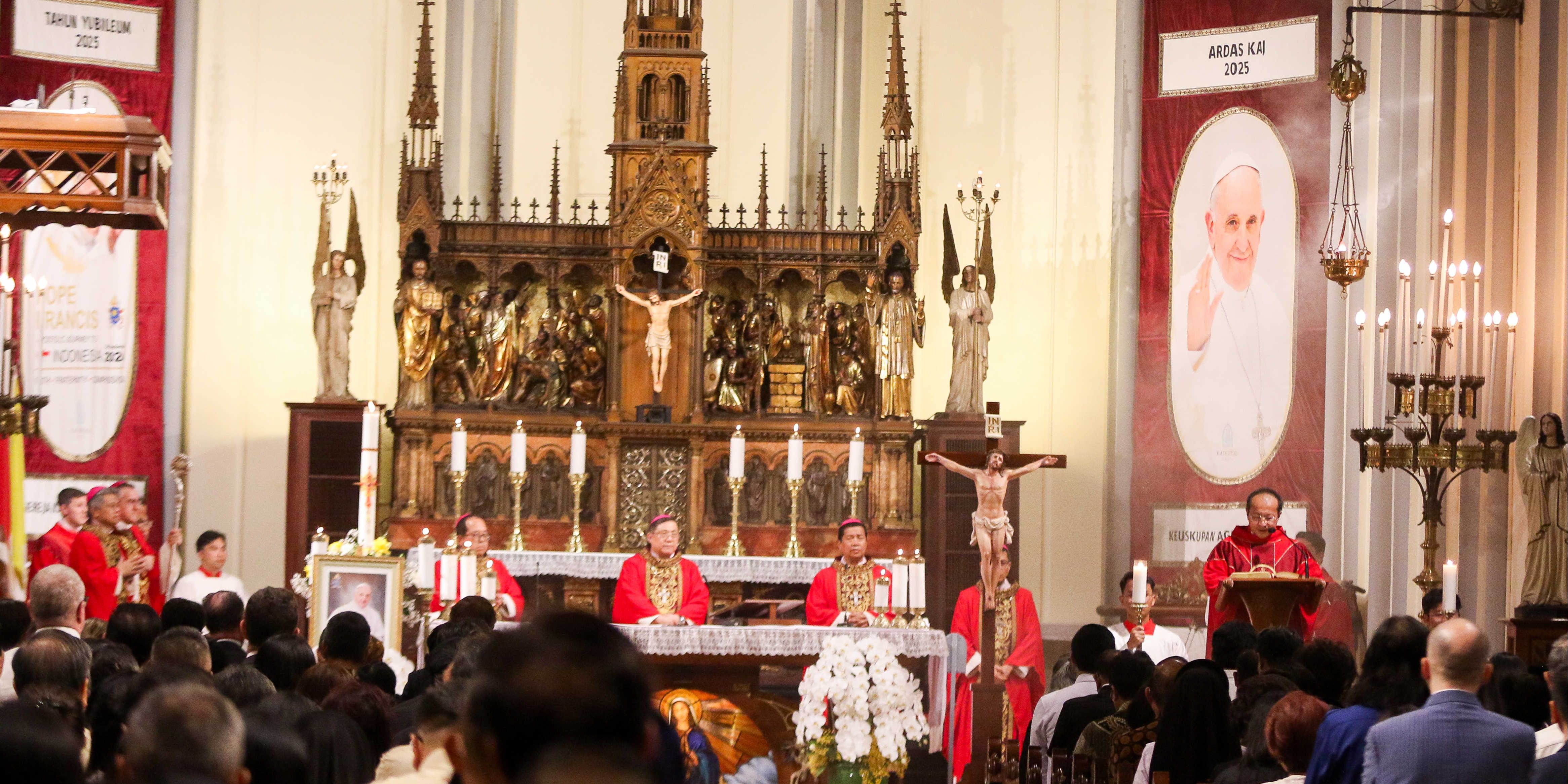 FOTO: Suasana Haru Misa Requiem Paus Fransiskus di Gereja Katedral Jakarta, Dihadiri Ribuan Umat Katolik