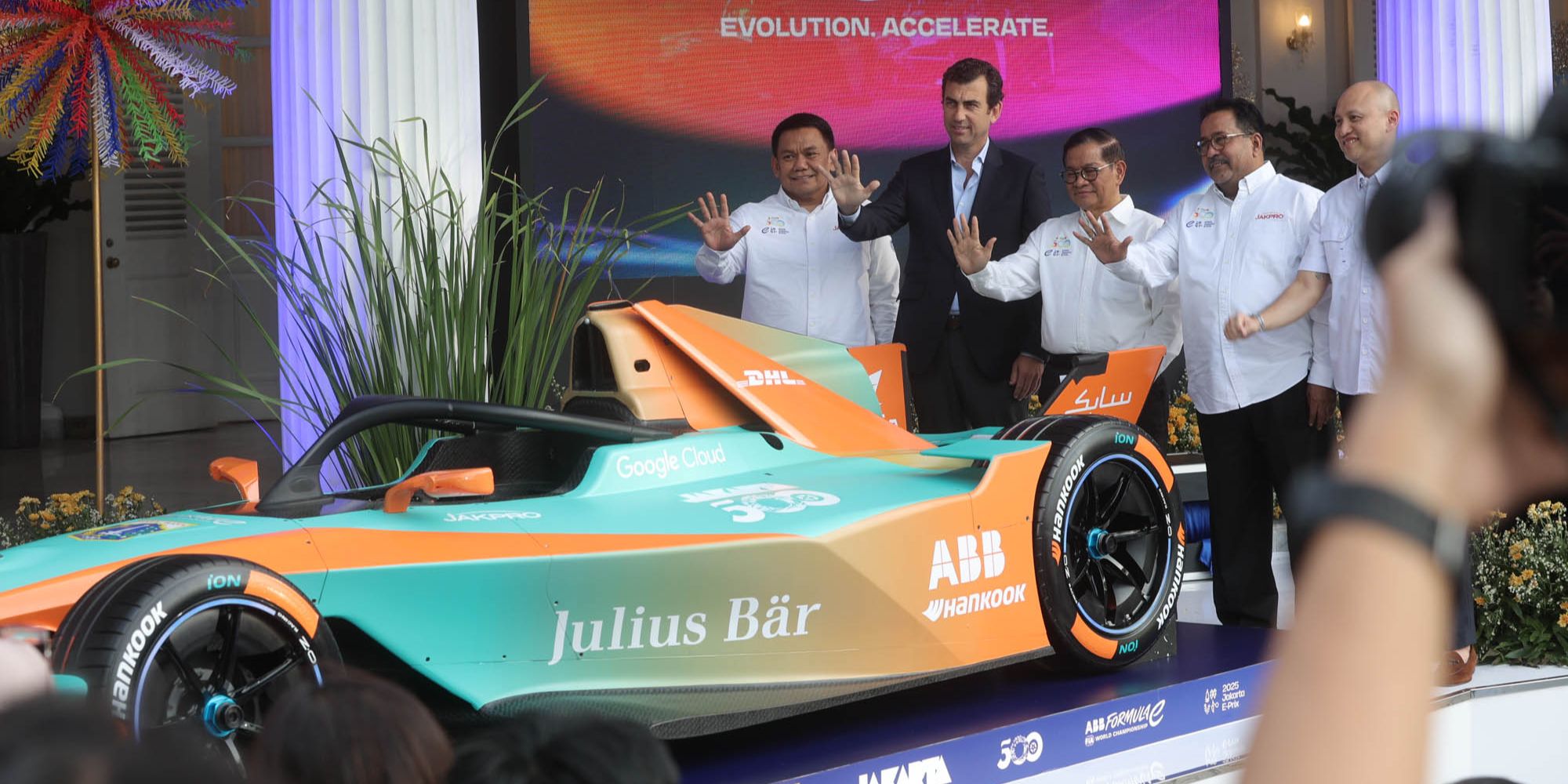 FOTO: Ekspresi Bos Formula E Saat Pramono Anung Nego Kontrak Kejuaraan Balap Mobil Listrik di Jakarta