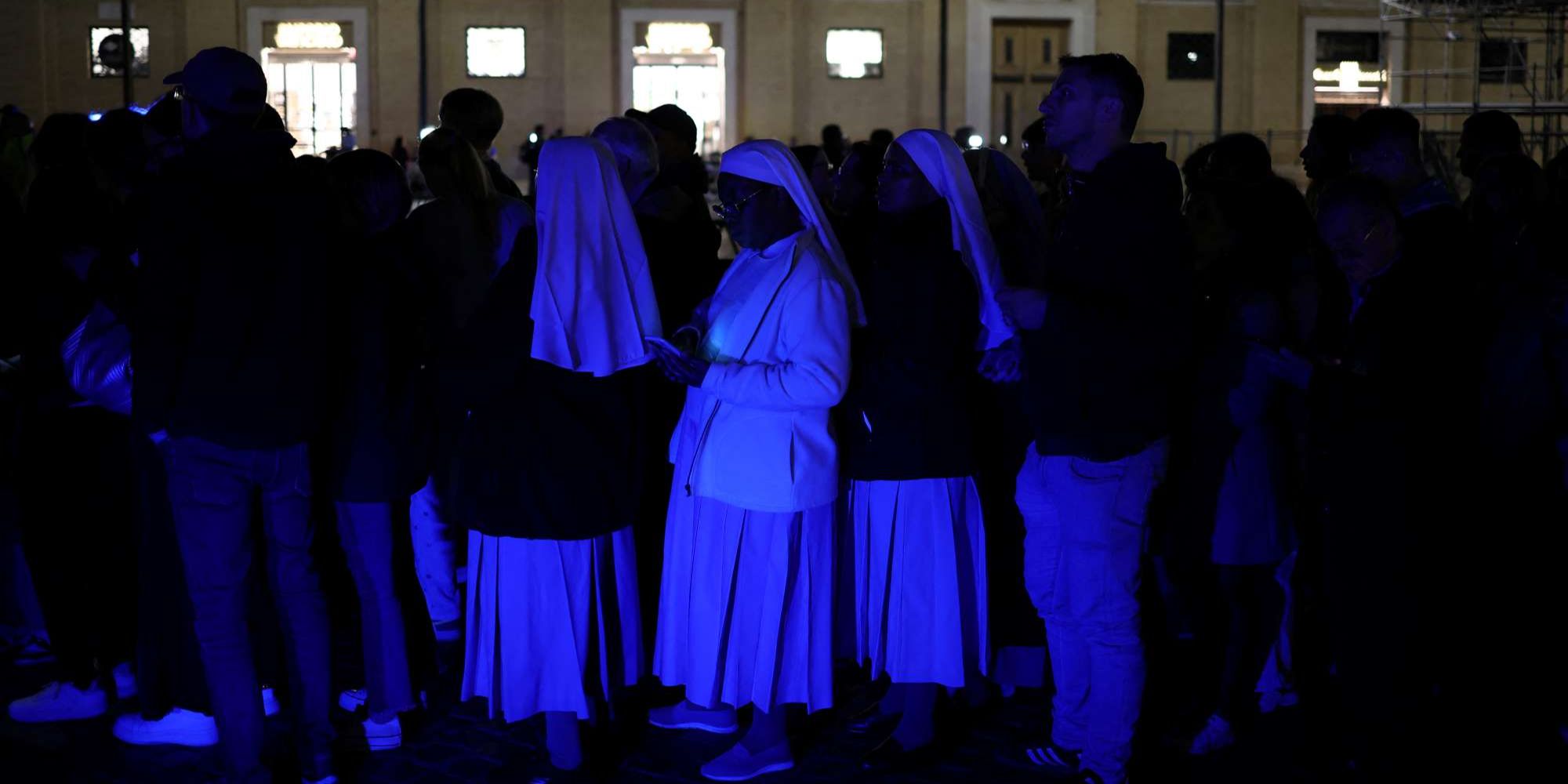 FOTO: Mengular Hingga Malam, Begini Antrean Panjang Warga yang Hendak Berikan Penghormatan Terakhir untuk Paus Fransiskus