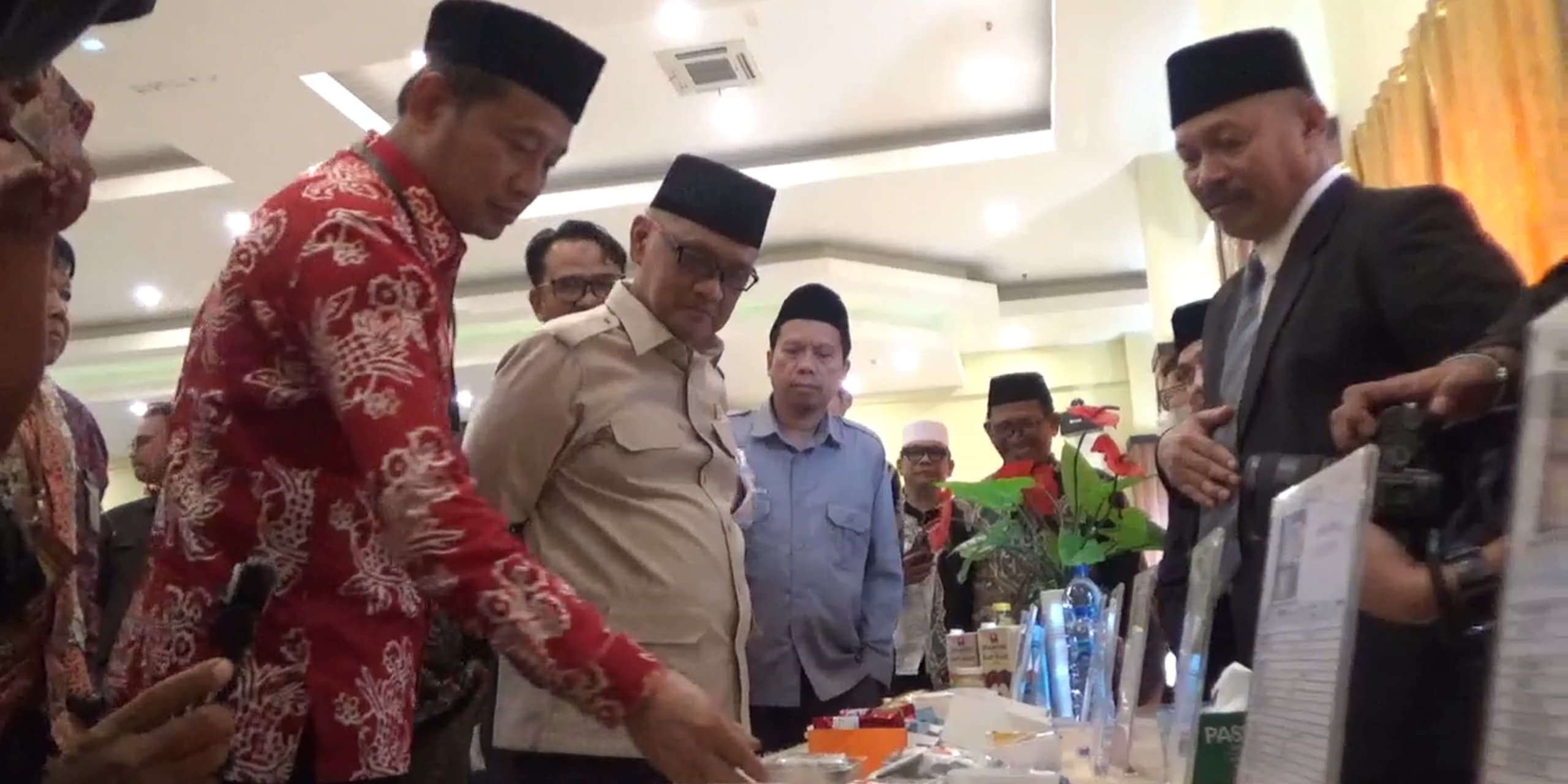 23 Petugas Haji Embarkasi Makassar Dilantik, Kepala BP Haji Ingatkan Pelayanan ke Jemaah