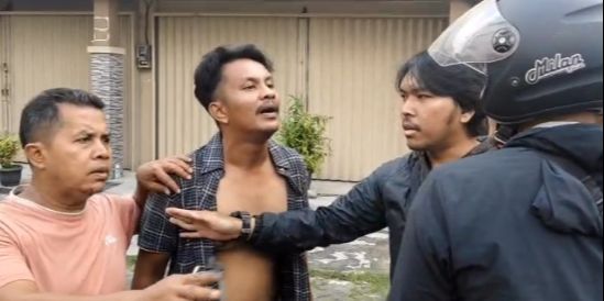Pria Marah Bicara Kasar Sampai Buka Baju Tantang Jurnalis yang Liput Lowongan Kerja Bodong