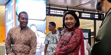 Mantan Panglima TNI Ajak Jalan-Jalan Cucu Naik MRT, Kehadirannya Langsung 'Diserbu' Warga