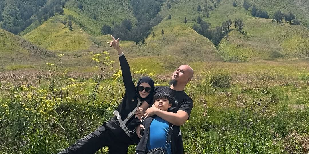 6 Potret Momen Liburan Mulan Jameela dan Ahmad Dhani di Bromo, Ekspresi Cemberut Muhammad Ali Jadi Sorotan