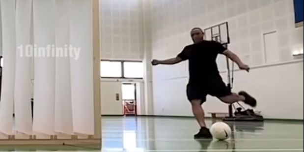 Pemain Bola Top Dunia Tes Tendangan Paling Kuat, Sosok Legend Berkepala Plontos ini Juaranya