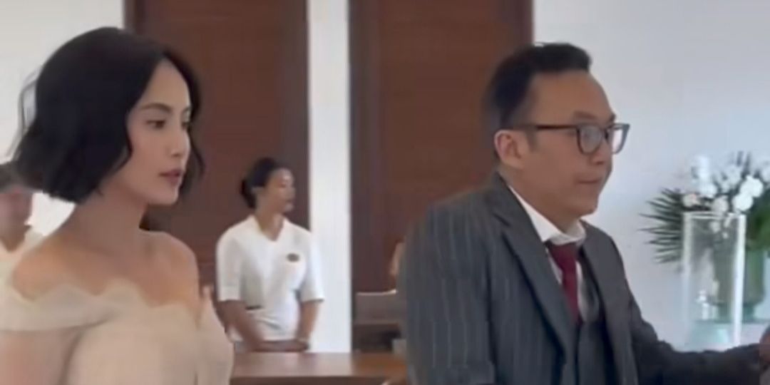 Potret Ari Lasso Gandeng Dearly Desiana di Pernikahan Luna Maya, Kecantikan Pasangan Baru Curi Perhatian