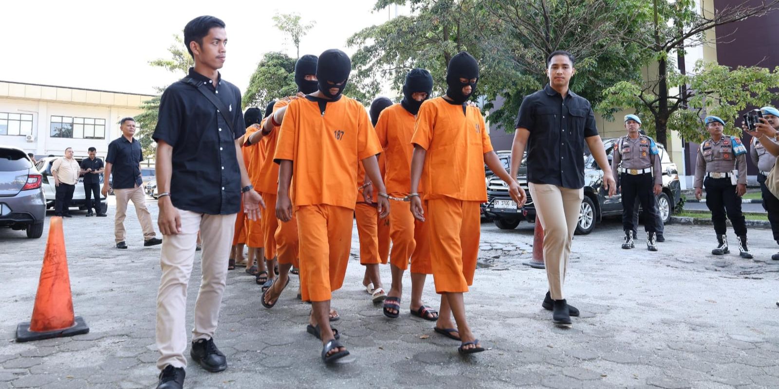 VIDEO: Tampang Preman Auto Loyo Tak Segahar Pas Bentak Pensiunan Polisi, Kelar Digulung di Kramatjati