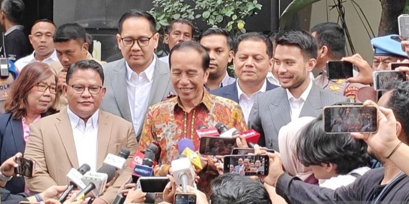 Sederet Barang Bukti Dibawa Jokowi Laporkan Roy Surya Cs Terkait Kasus Pencemaran Nama Baik