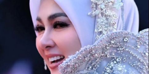 3 Potret Cantik Syahrini Tampil Cetar di Karpet Merah Festival Film Cannes 2025, Pakai Gaun Mewah Serba Silver dengan Cincin Berlian