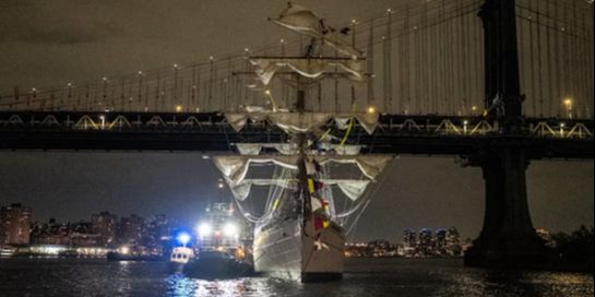 Detik-Detik Kapal Angkatan Laut Meksiko Tabrak Jembatan Brooklyndi New York, Dua Orang Tewas dan 17 Luka