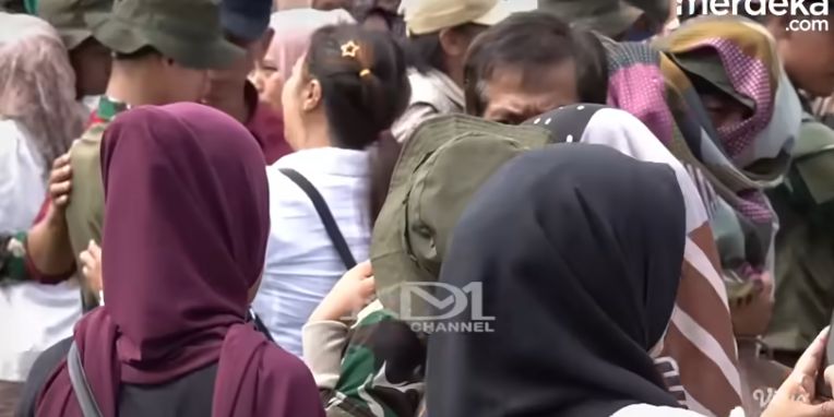 Pelajar 'Lulus' Pendidikan di Barak Militer Bak Taruna TNI, Banjir Air Mata Sujud di Kaki Ibu