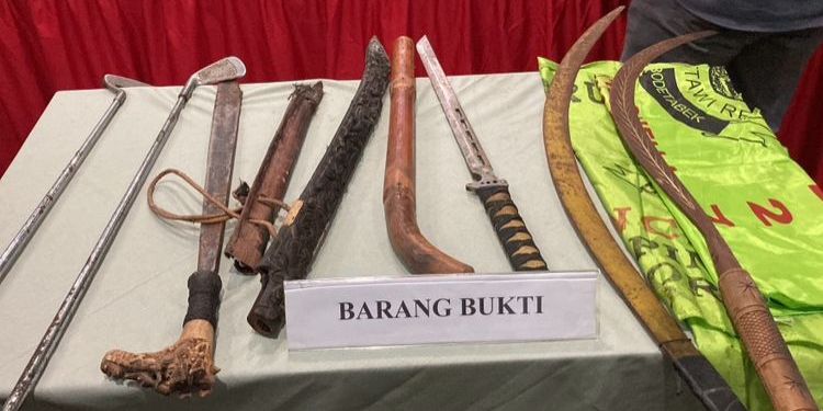 Polisi Bongkar Posko Ormas di Jaksel, Temukan Sajam, Proposal Hingga Buku Rekapan Uang