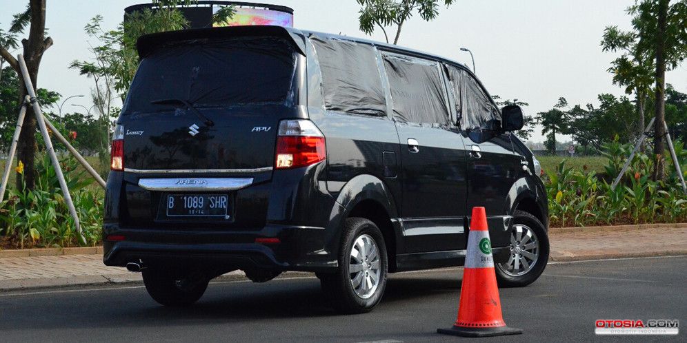 Cara Sederhana dan Aman Parkir Mundur untuk Pemula