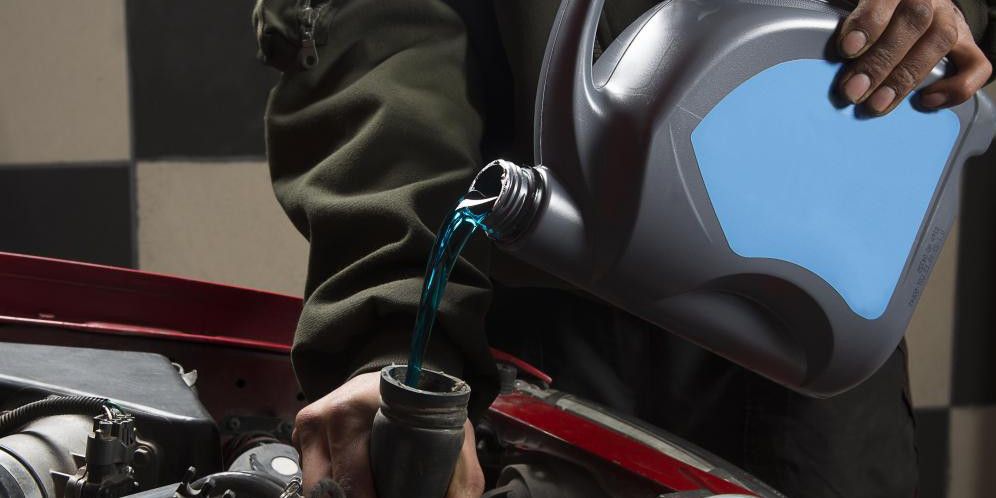 Metode yang Tepat dan Aman untuk Mengisi Air Radiator Mobil