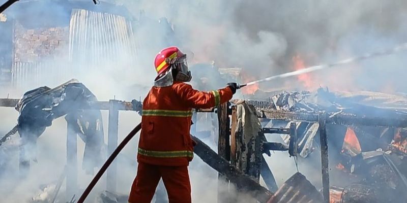 Kebakaran Penyimpanan Bus di Jakbar, 90 Personel Pemadam Diterjunkan