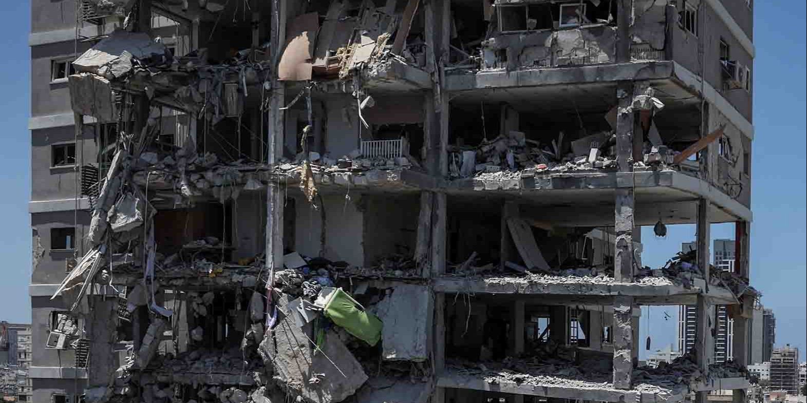 FOTO: Pemandangan Mengenaskan, Rudal Balistik Iran Hancurkan Bangunan di Kota Bat Yam Israel