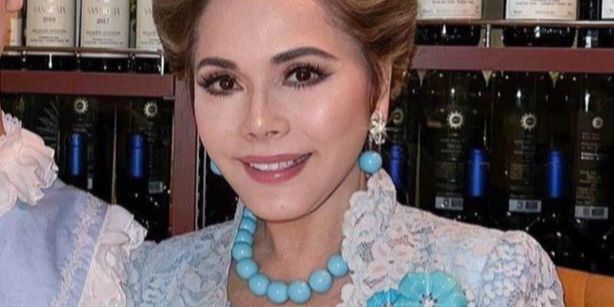 8 Dress Brokat Ala Dewi Soekarno, Pancarkan Gaya Elegan Klasik yang Memesona di Usia 85 Tahun