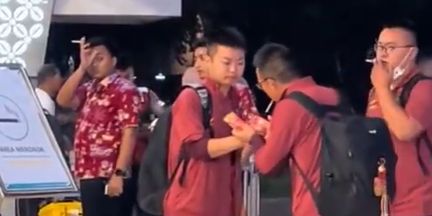Viral Diduga Anggota Timnas China Merokok di Bandara, Apakah Tak Pengaruhi Performa Pemain Sepakbola?