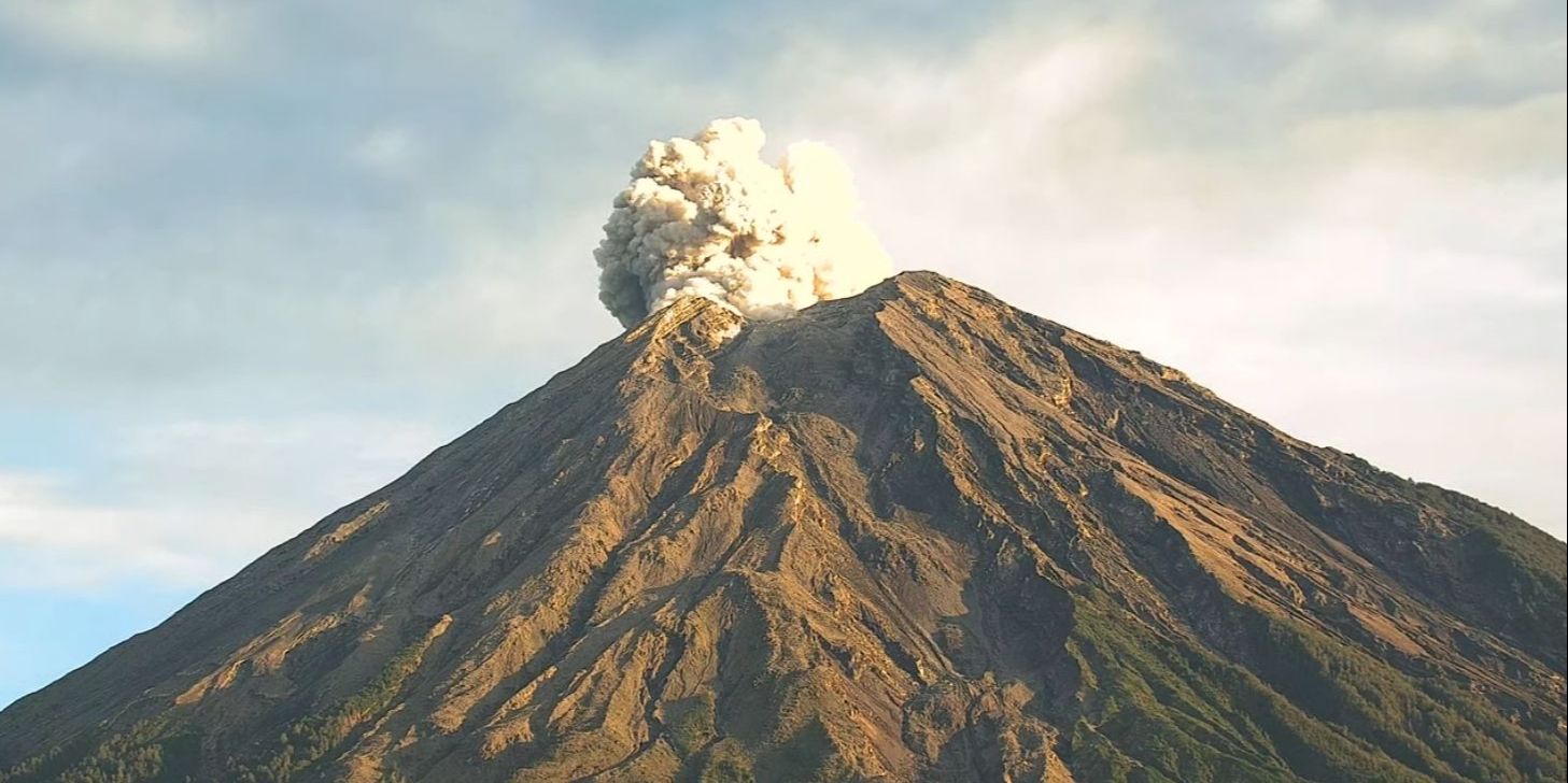 Gunung Semeru Meletus Lagi Pagi Ini, Semburan Kolom Abu Capai 600 Meter