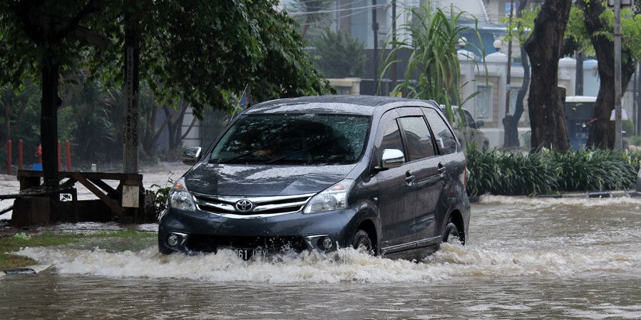Cawang Banjir, Tol Japek KM 200 Macet Total Akibat Genangan Air