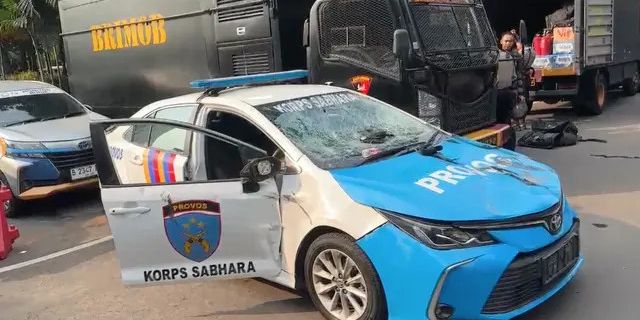 Detik-detik Mahasiswa Kepung Polda Metro Jaya, Mobil Provost Rusak Parah Diamuk Massa