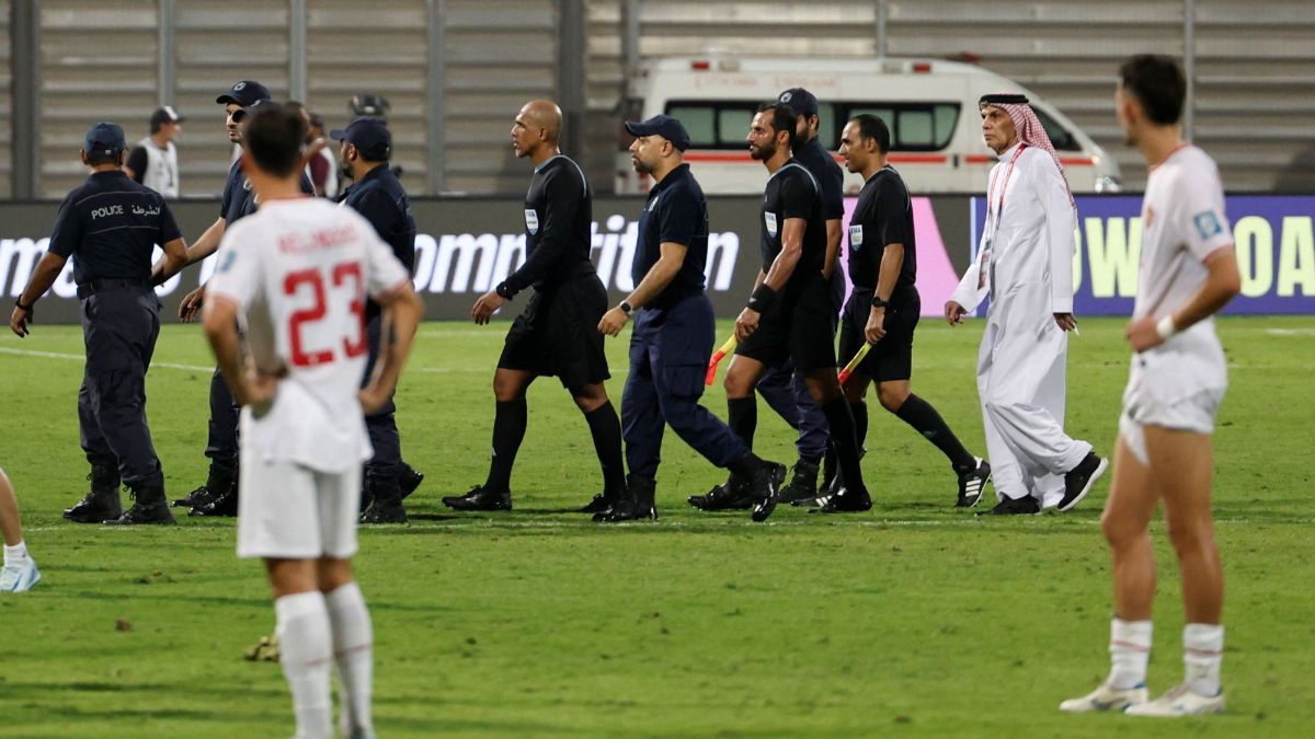 FOTO: Usai 'Bantu' Bahrain Gagalkan Kemenangan Timnas Indonesia, Wasit Kontroversial Keluar Lapangan Pakai Pengawalan