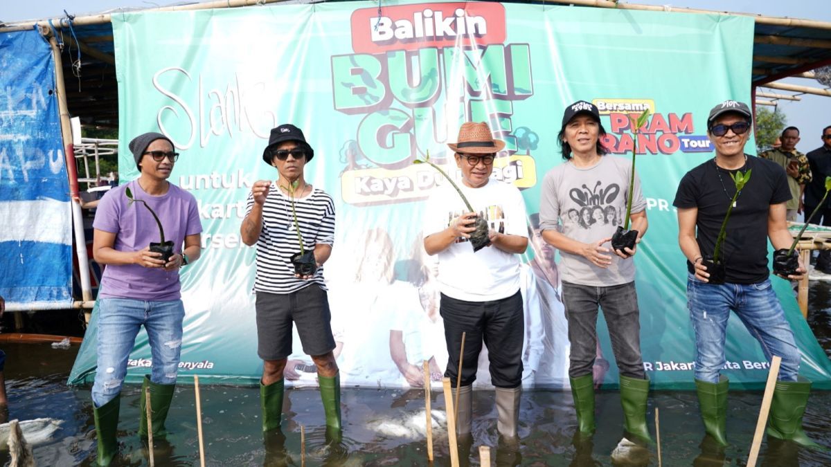 FOTO: Gaya Pramono Tanam Mangrove Bareng Slank di Pesisir Jakarta