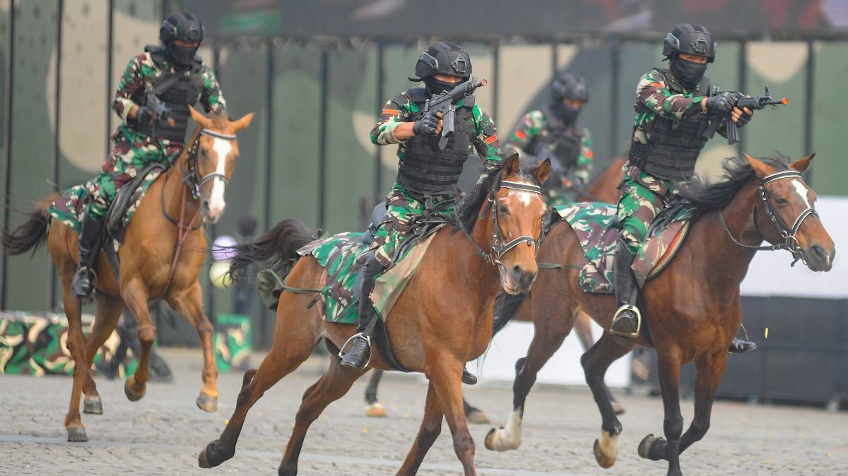 FOTO: Gagahnya Tentara Berkuda dan Pasukan Pengamanan VVIP Pamer Kekuatan Saat Geladi Bersih HUT ke-79 TNI