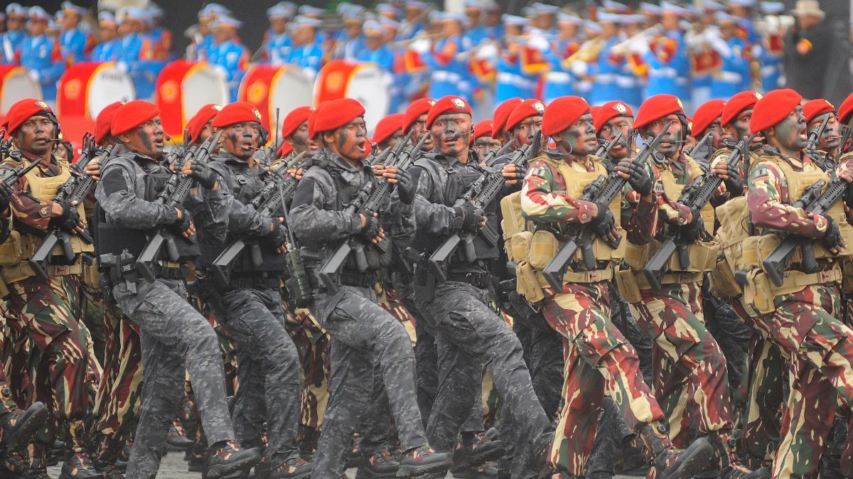 FOTO: Manuver Jet Tempur hingga Defile Pasukan Ramaikan Geladi Bersih HUT ke-79 TNI