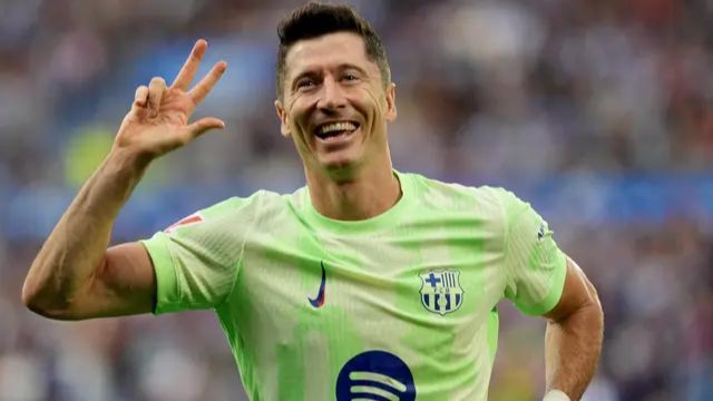 FOTO: Gacor! Robert Lewandowski Cetak Hattrick Saat Barcelona Bungkam Alaves