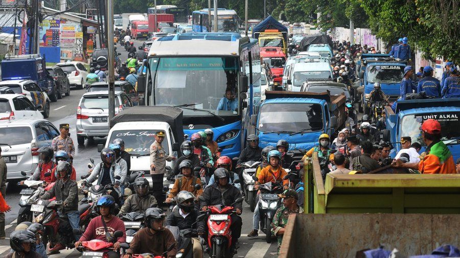 FOTO: Perbaikan Tanggul Kalibaru yang Jebol Sebabkan Kemacetan Parah dari Jalan Raya Bogor ke PGC Cililitan