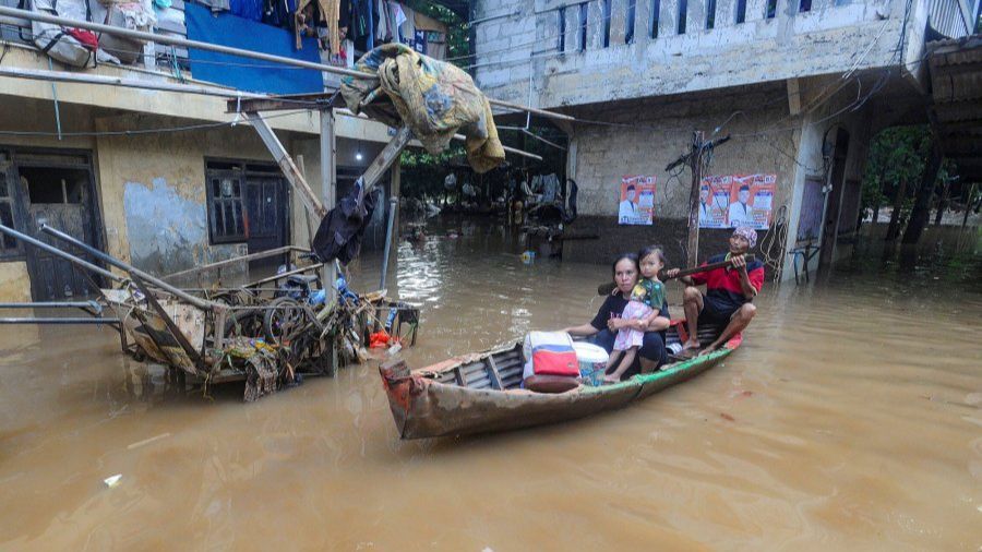 FOTO: Kondisi Ketinggian Banjir di Pejaten Mencapai Satu Meter, Warga Beraktivitas Naik Perahu