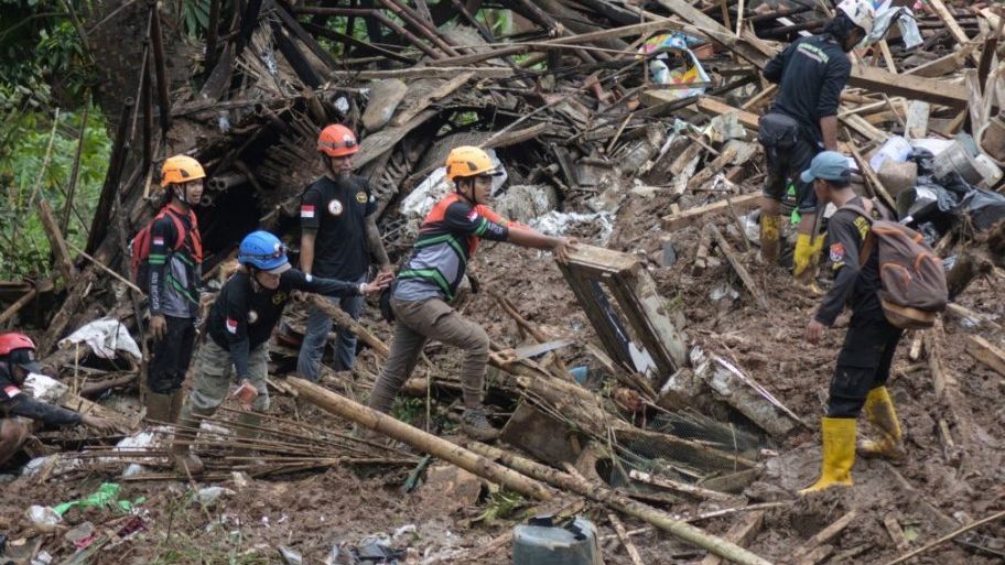 FOTO: Bencana Longsor dan Banjir Bandang Kubur Rumah-Rumah di Cipongkor, Bandung Barat, 9 Orang Hilang