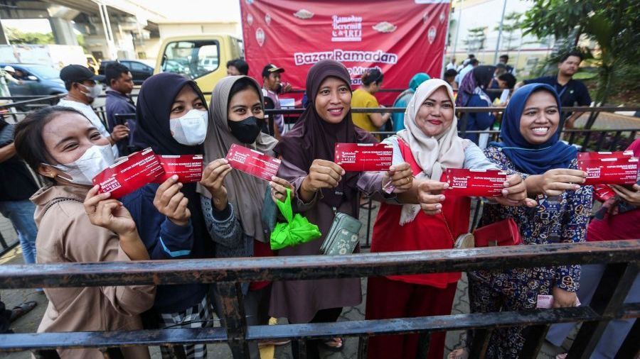 FOTO: Ramai-Ramai Berburu 1.000 Paket Sembako Murah di Bazar Ramadan LRT Jakarta