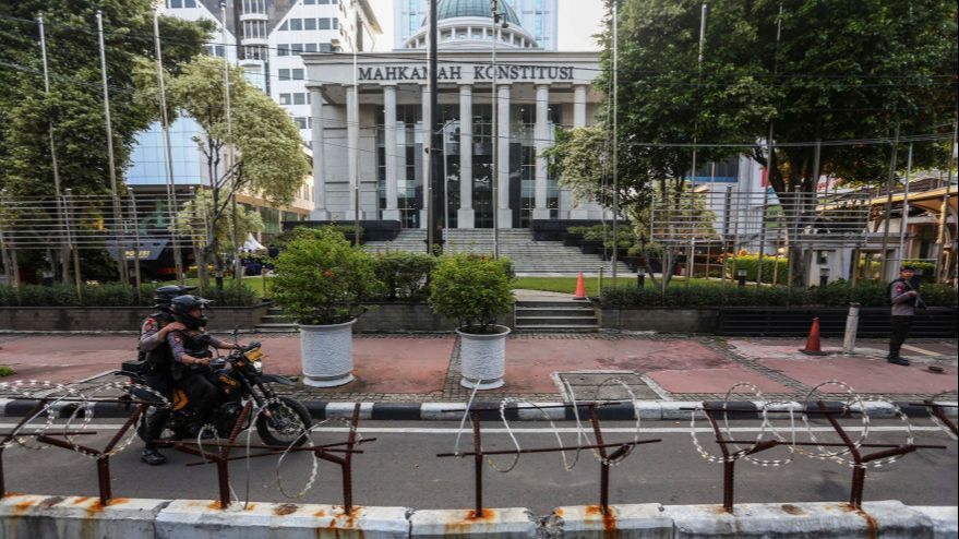 FOTO: Penampakan Beton Berduri Melapisi Penjagaan Gedung Mahkamah Konstitusi Jelang Sidang Perdana Perselisihan Hasil Pemilu 2024