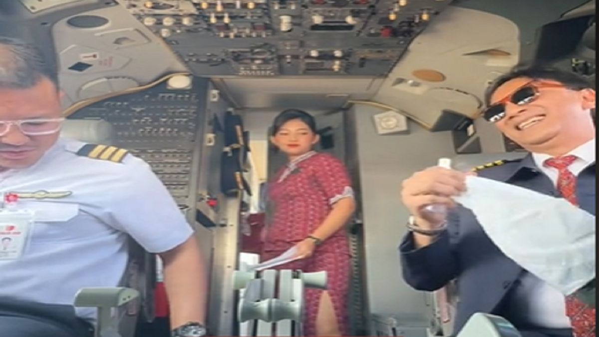 Penuh Canda dan Tawa, Momen Kapten Pilot dan Pramugari Ngobrol di Flight Deck Sebelum Pesawat Take Off