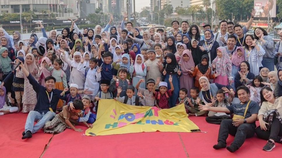 Viral Sekelompok Anak Muda Adakan Bukber Kolaborasi ‘Agak Lain’, Ajak Anak-anak Naik Bus Wisata