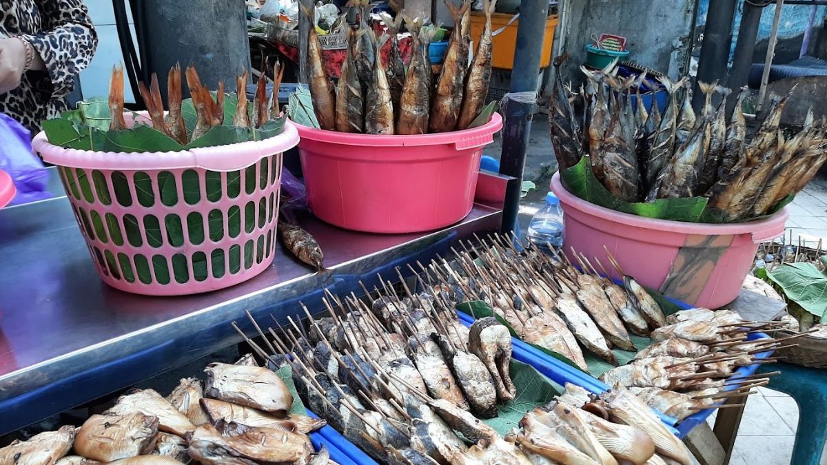 Potret Ikan Salmon hingga Tuna Asap Dijual di Pinggir Jalan Tuban, Cocok untuk Oleh-Oleh Lebaran