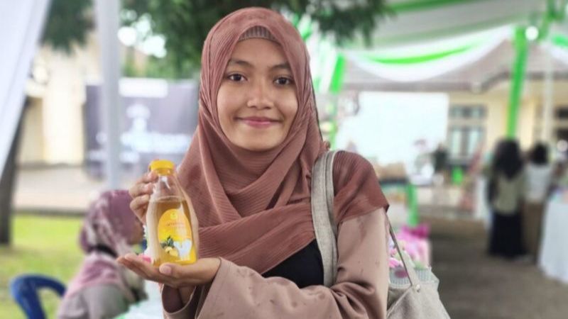 Inspiratif! Mahasiswi Cantik Ini Buat Inovasi Sabun Cuci Piring dari Kulit Nanas, Ini Sosoknya