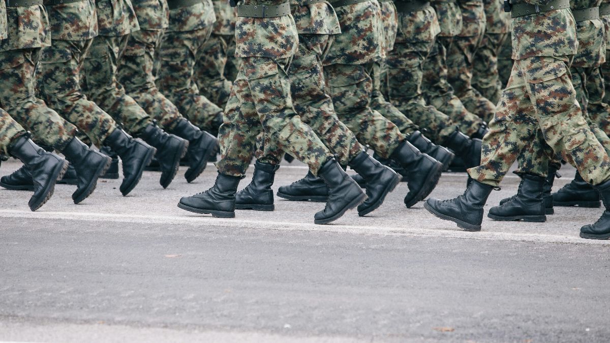 Momen Kocak Emak-Emak Nimbrung Joget Heboh Bareng Prajurit TNI, Langsung Ramai Dikomentari