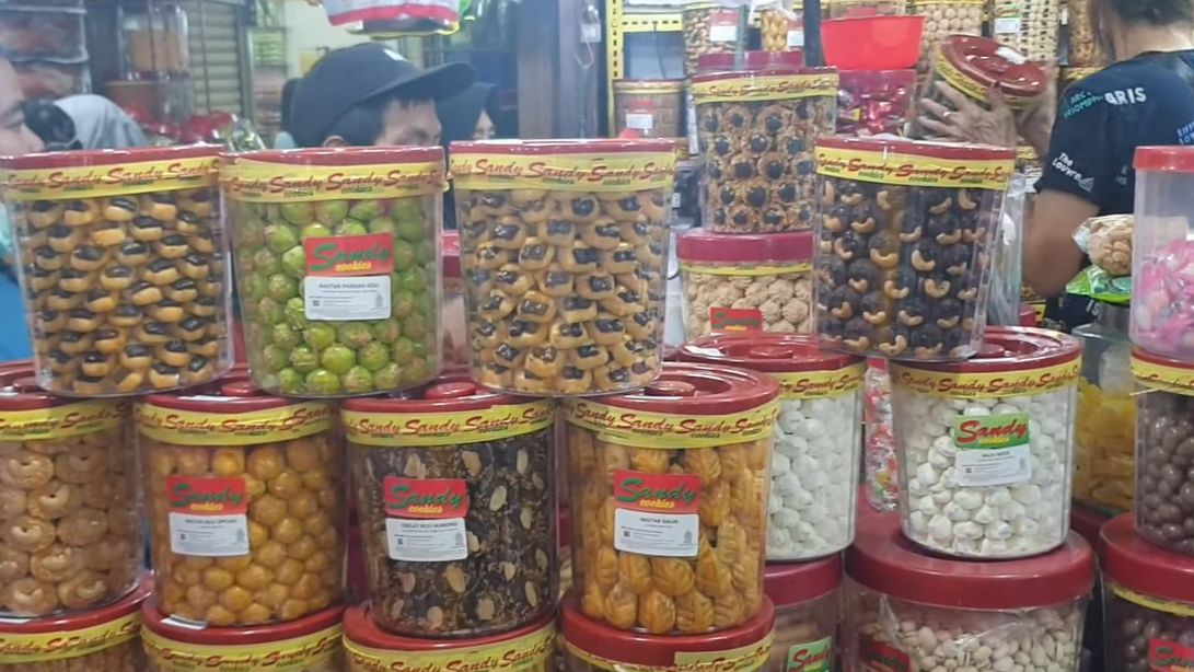 Mengunjungi Pasar Jatinegara yang Jadi Surganya Kue Kering untuk Lebaran, Ada Varian Donat Almond sampai Kacang Mete