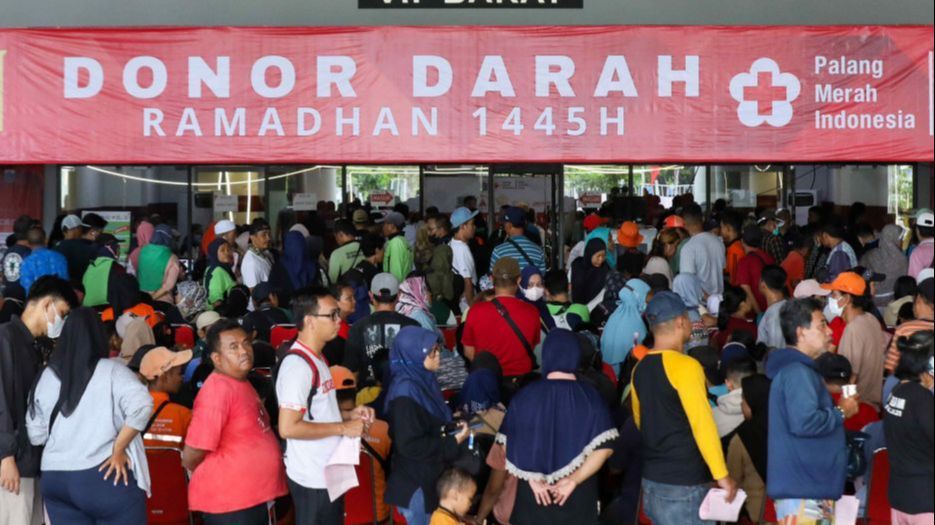 FOTO: Berkah Ramadan, Ribuan Warga Antusias Mengantre Sedekah Darah untuk Aksi Kemanusiaan