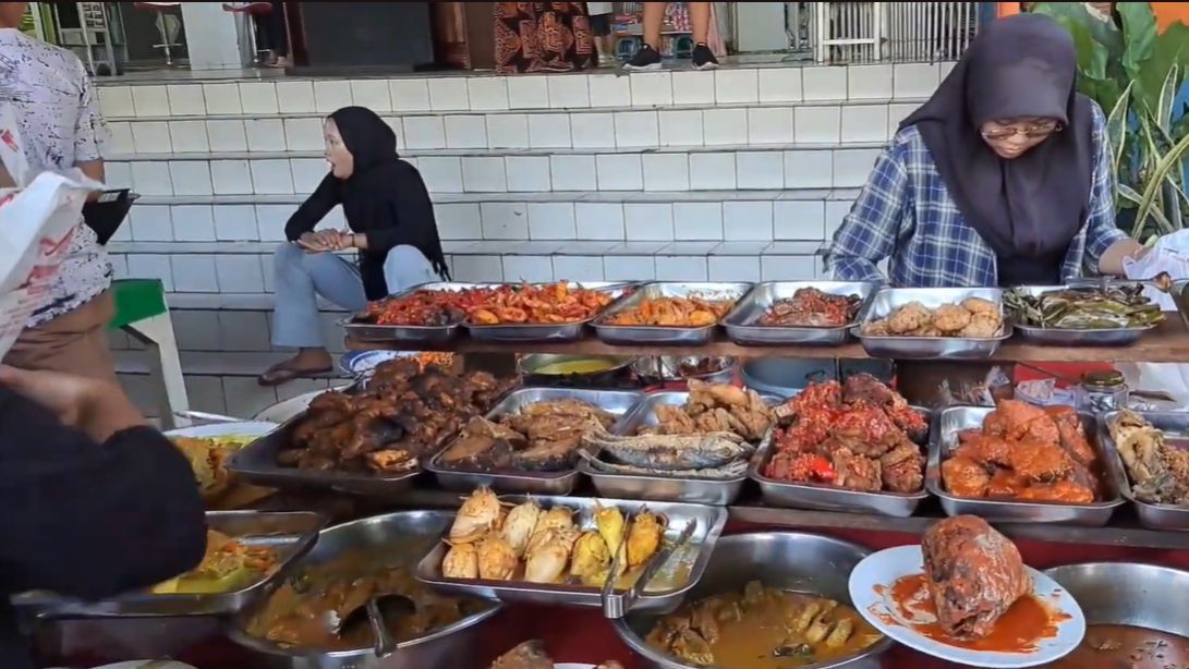 Menjelajah Pasar Rawamangun untuk Berburu Takjil, Ada Mi Gomak sampai Lemang yang Jarang Ditemui