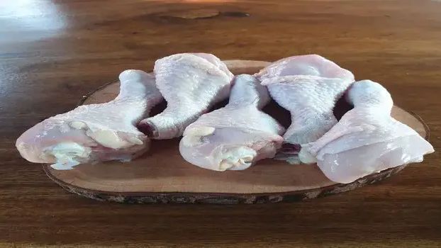 Cuma 5 Menit, Ini Trik Cairkan Daging Ayam Beku Tanpa Cuka atau Rendaman Air Panas