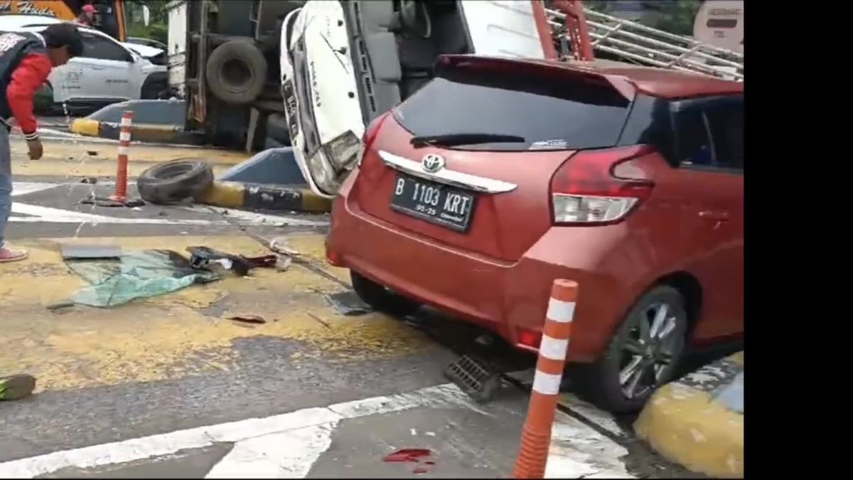 Kronologi Kecelakaan Beruntun 7 Kendaraan di Gerbang Tol Halim Akibat Sopir Truk Ugal-Ugalan