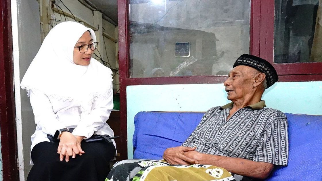 Jenguk Lansia Sebatang Kara, Bupati Ipuk: Terima Kasih Orang-Orang Baik